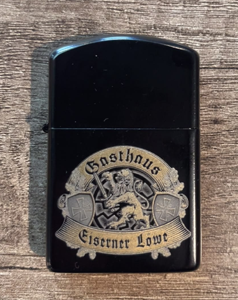Sturmfeuerzeug - schwarz - Gasthaus Eiserner Löwe